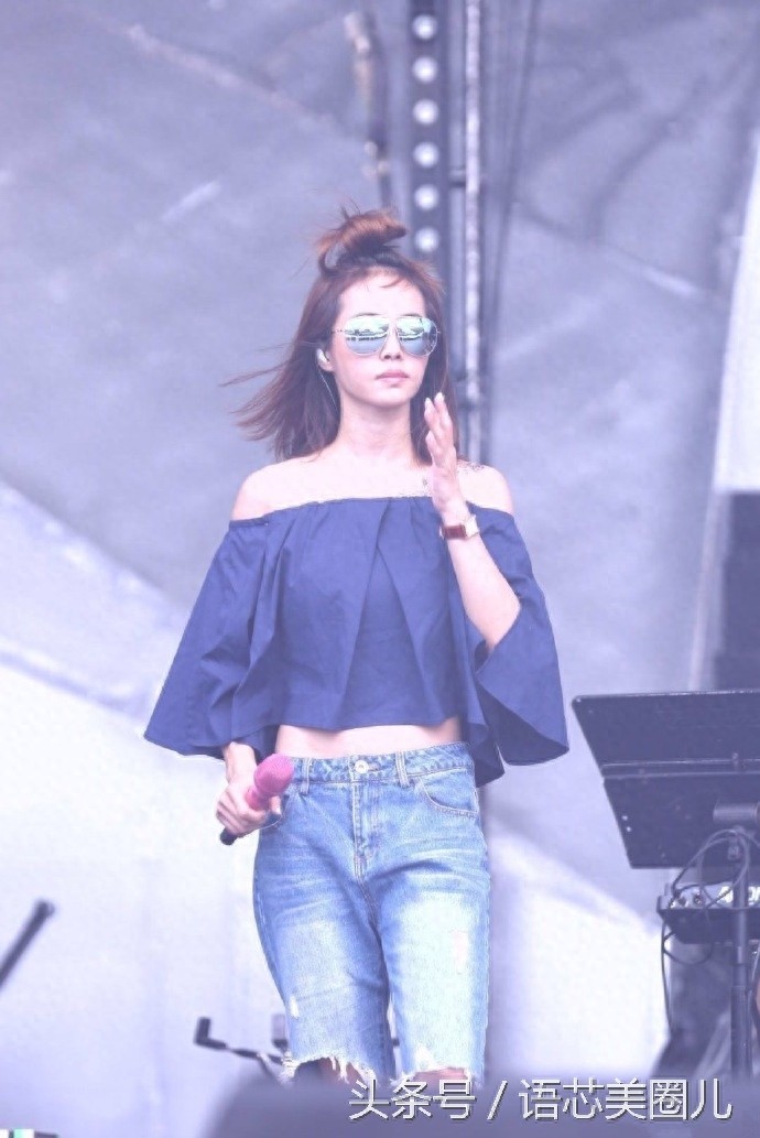 蔡依林现身echo回声嘉年华 丸子头一字肩少女感满满！