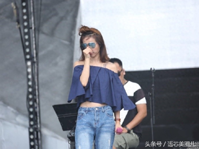 蔡依林现身echo回声嘉年华 丸子头一字肩少女感满满！