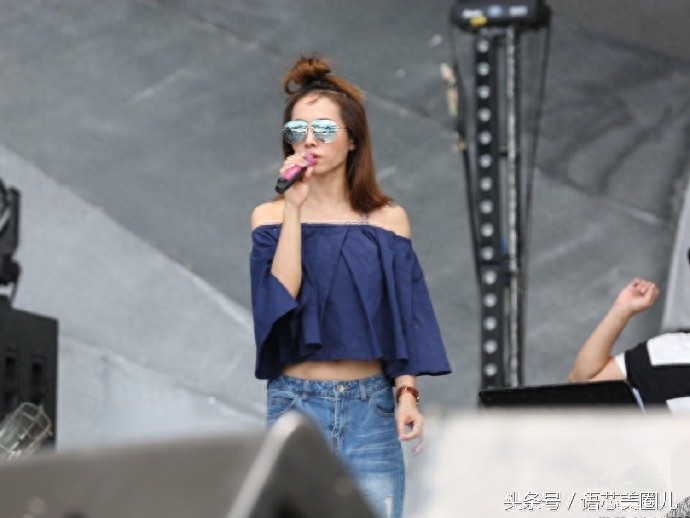 蔡依林现身echo回声嘉年华 丸子头一字肩少女感满满！
