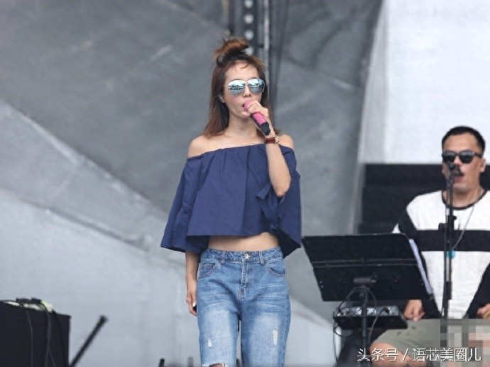 蔡依林现身echo回声嘉年华 丸子头一字肩少女感满满！