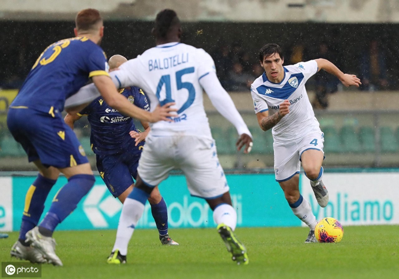 巴洛特利足坛成就并不大，但为什么能被称为巴神，他的世界谁能懂