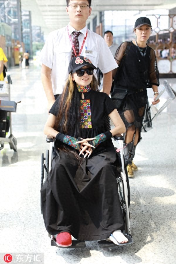 杨丽萍排舞摔伤坐轮椅依旧要美，五厘米长尖指甲堪比“宫里娘娘”