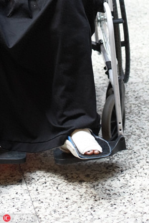 杨丽萍排舞摔伤坐轮椅依旧要美，五厘米长尖指甲堪比“宫里娘娘”