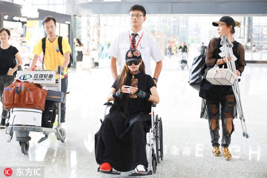 杨丽萍排舞摔伤坐轮椅依旧要美，五厘米长尖指甲堪比“宫里娘娘”