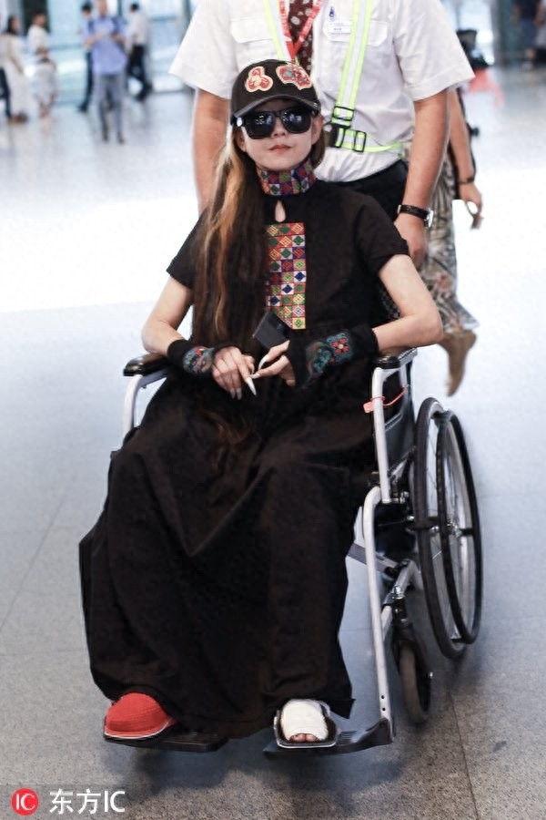 杨丽萍排舞摔伤坐轮椅依旧要美，五厘米长尖指甲堪比“宫里娘娘”