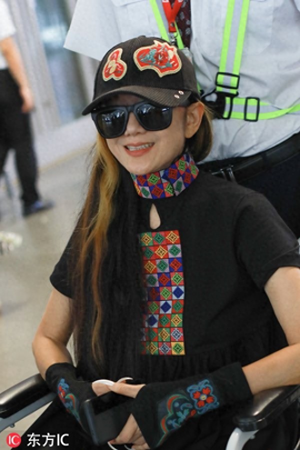 杨丽萍排舞摔伤坐轮椅依旧要美，五厘米长尖指甲堪比“宫里娘娘”