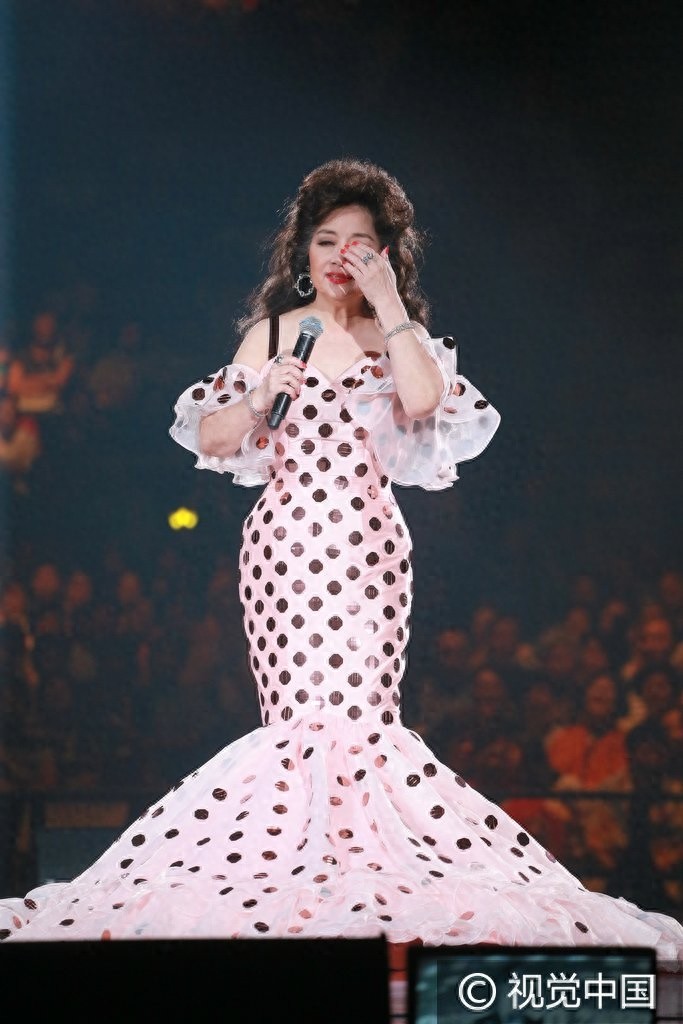 67岁徐小凤波点鱼尾裙惊艳获专人整理裙䙓 笑称需要一个男人