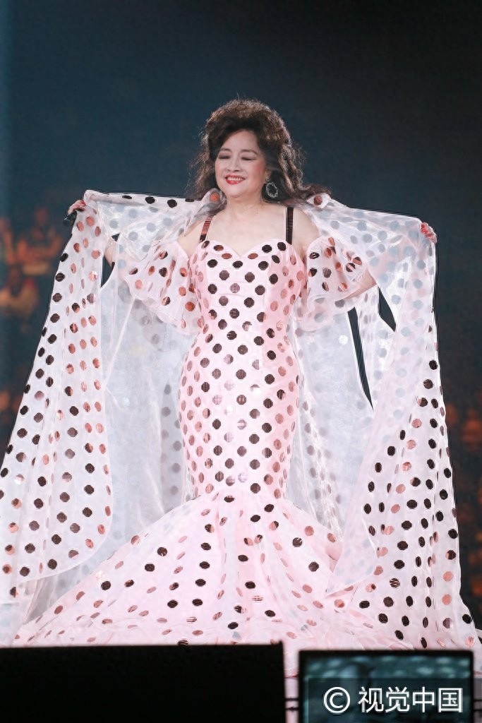 67岁徐小凤波点鱼尾裙惊艳获专人整理裙䙓 笑称需要一个男人