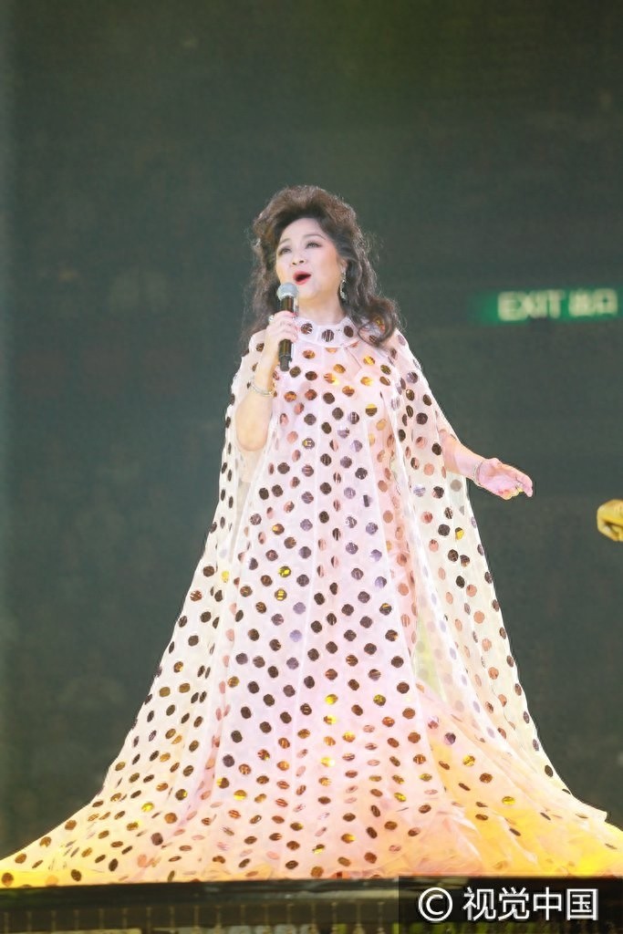 67岁徐小凤波点鱼尾裙惊艳获专人整理裙䙓 笑称需要一个男人