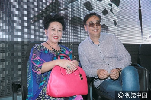 67岁徐小凤波点鱼尾裙惊艳获专人整理裙䙓 笑称需要一个男人