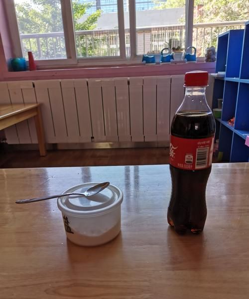 在可乐中加入盐会为什么会产生喷泉