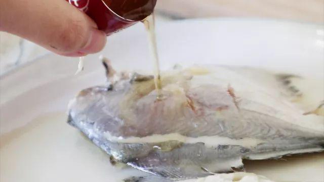 微波清蒸鱼的正确做法（3分钟就能做出至鲜的清蒸鱼）(8)