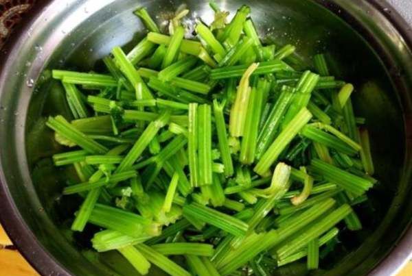 焯水加盐和油的原理,菠菜在烹饪前焯水吗图6