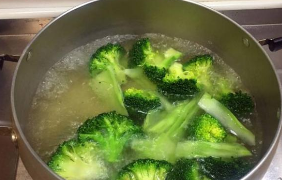 焯水加盐和油的原理,菠菜在烹饪前焯水吗图3