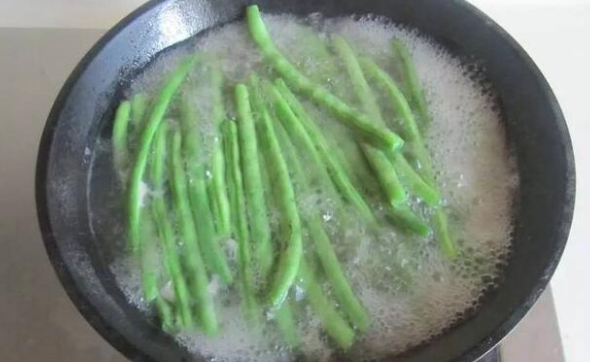 焯水加盐和油的原理,菠菜在烹饪前焯水吗图2