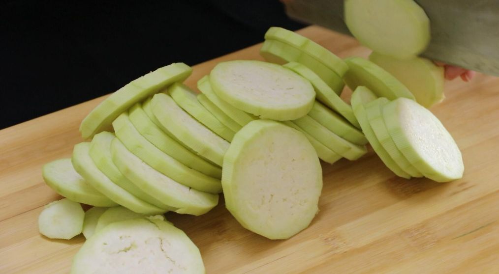 茄子馅饺子的做法（分享给你包饺子的小窍门）