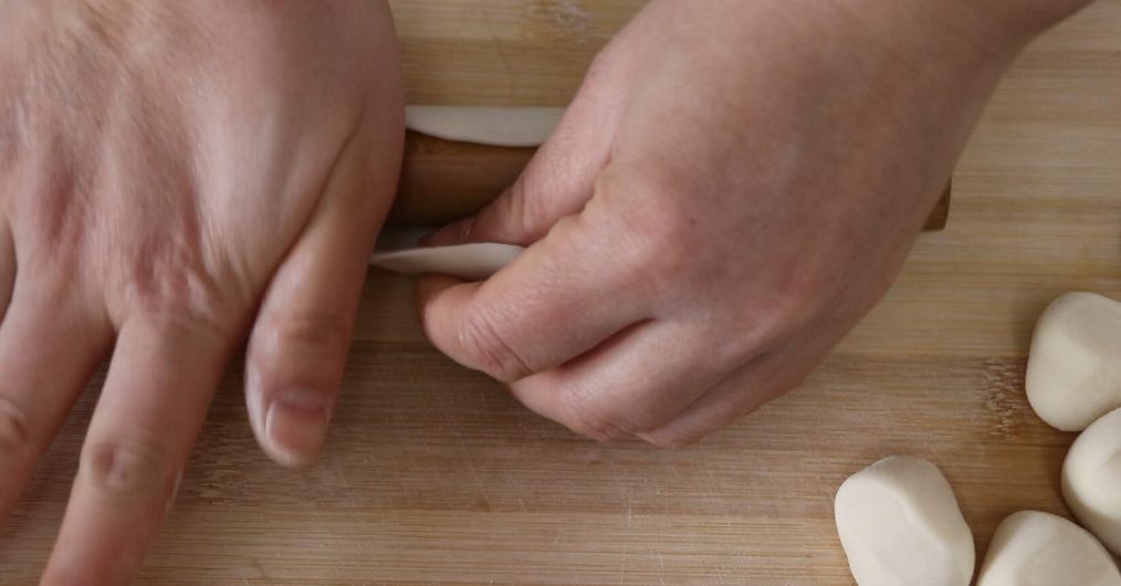 茄子馅饺子的做法（分享给你包饺子的小窍门）