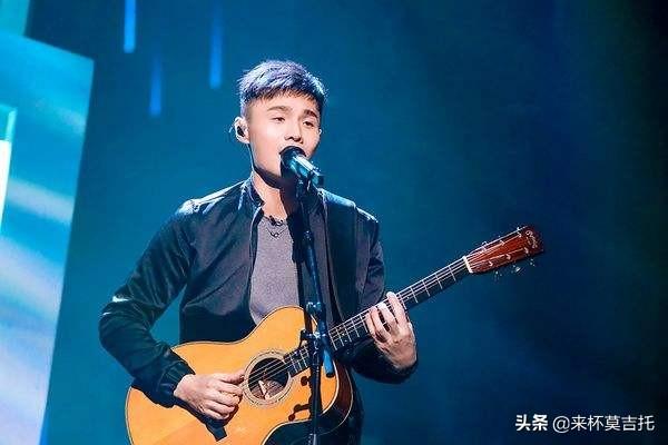 电箱吉他和单板吉他有什么区别（初学者入门选电箱吉他还是原声吉他好）(2)