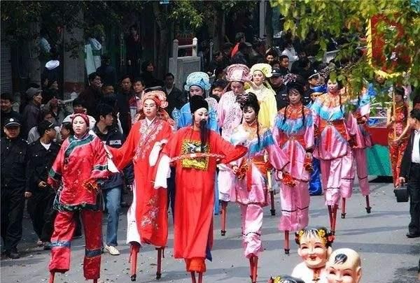 东北过年风俗，东北过年的衣食住行？图4