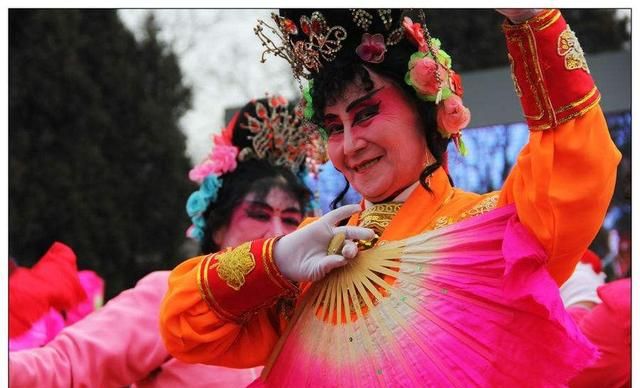 东北过年风俗，东北过年的衣食住行？图5