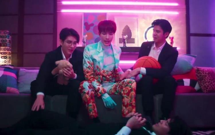 黑帮少爷爱上我就是桶哥的时装周3集换了9套衣服