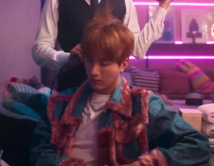 黑帮少爷爱上我就是桶哥的时装周3集换了9套衣服