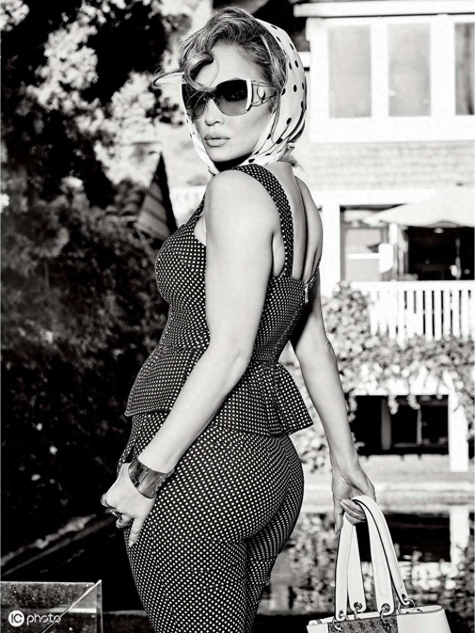 51岁珍妮佛大片超吸睛，19亿的名品身材超厉害，和20年前一模一样