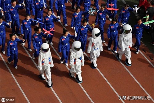 小学运动会，同学们别致的出场方式，网友点赞：小孩就该快乐成长
