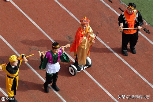 小学运动会，同学们别致的出场方式，网友点赞：小孩就该快乐成长