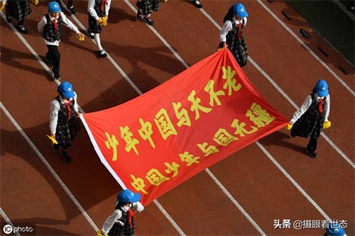 小学运动会，同学们别致的出场方式，网友点赞：小孩就该快乐成长