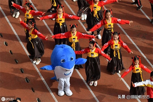 小学运动会，同学们别致的出场方式，网友点赞：小孩就该快乐成长