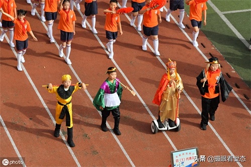 小学运动会，同学们别致的出场方式，网友点赞：小孩就该快乐成长