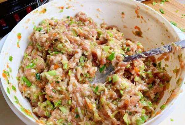 肉馅先放盐还是先打水,肉馅是先打水还是先放盐图7