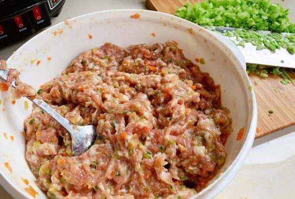 肉馅先放盐还是先打水,肉馅是先打水还是先放盐图6