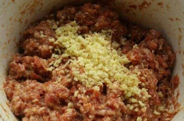 调饺子馅先放调料还是先打水