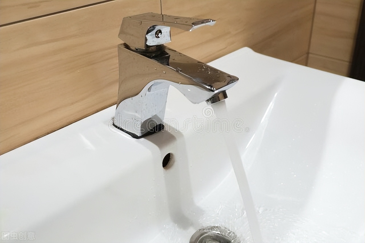 如何清洗染发剂皮肤（染发剂染到皮肤上用什么可以洗干净）