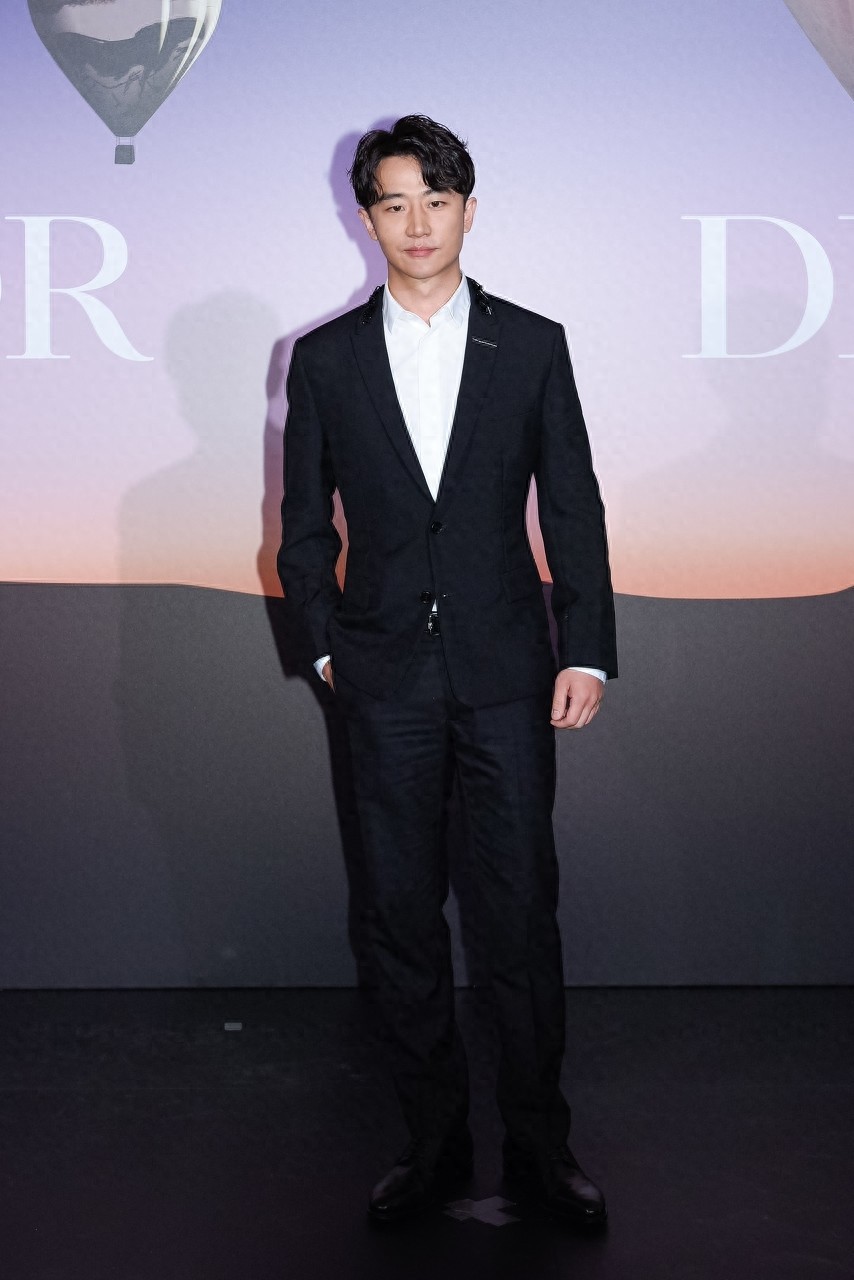 黄轩复古中分搭配一身黑色西装，变身贵气公子