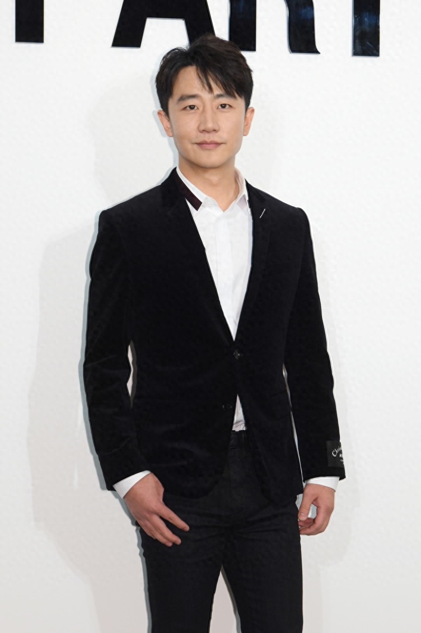 黄轩复古中分搭配一身黑色西装，变身贵气公子