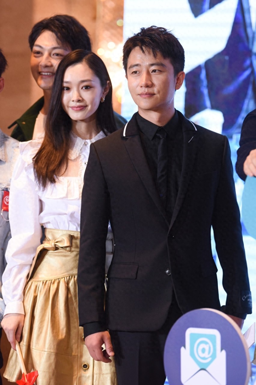 黄轩复古中分搭配一身黑色西装，变身贵气公子