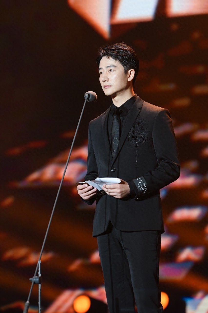 黄轩复古中分搭配一身黑色西装，变身贵气公子