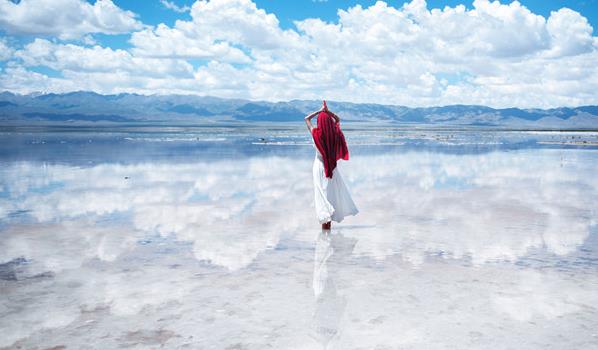 茶卡盐湖在哪里(茶卡盐湖在青海省海西蒙古族藏族自治州乌兰县茶卡镇)