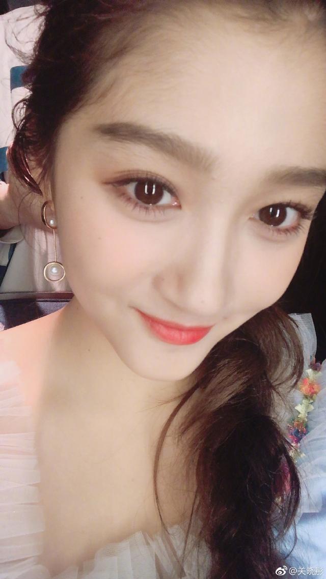 有鹿晗撑腰，关晓彤“怒怼”迪丽热巴，谁说你比我好看？