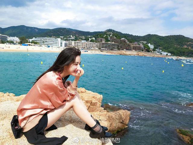 有鹿晗撑腰，关晓彤“怒怼”迪丽热巴，谁说你比我好看？