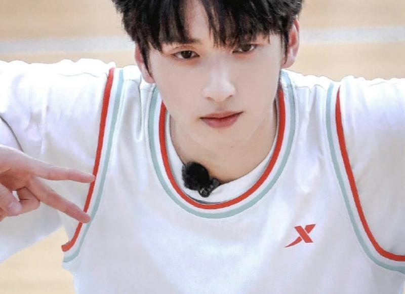  女子被男子当街摔打，撕心大喊帮我报警