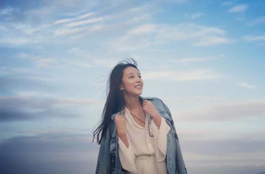 18岁到江苏卫视做主播，却因《非诚勿扰》走红，成“最美女观众”