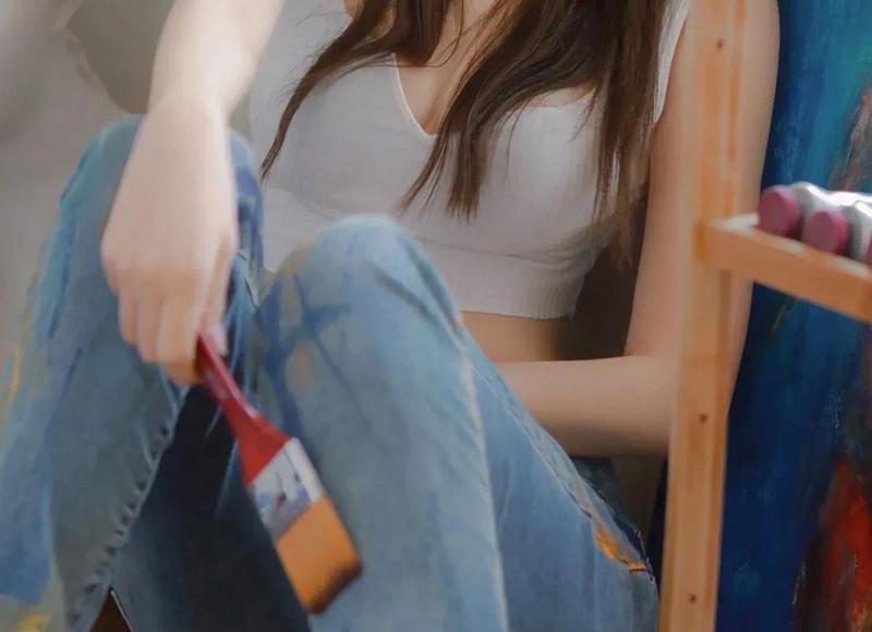 订婚戒指一般戴在哪个手指 订婚戒指戴哪个手指，订婚后钻戒应该戴在哪个手指