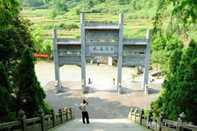 李自成墓地：郭沫若题写墓碑，当年重修时挖开墓地，结果大失所望