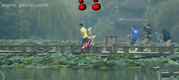 观众看到《跑男》镜头中出现鬼脸