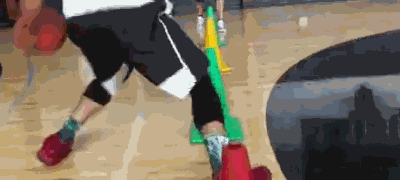 篮球必练运球基本功（5种运球训练帮你解决过不了人）(8)