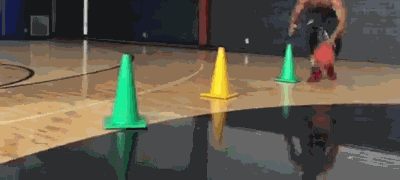 篮球必练运球基本功（5种运球训练帮你解决过不了人）(6)